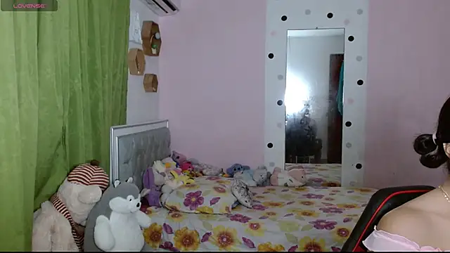 Snapshot of Violett_11 chatting on October 28, 2025, 11:29 pm Violett 11 online show from October 28, 2025, 11:29 pm