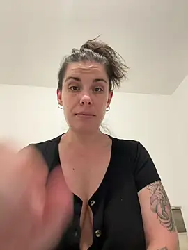 Snapshot of Lar0uch chatting on February 26, 2025, 6:43 pm Lar0uch online show from February 26, 2025, 6:43 pm