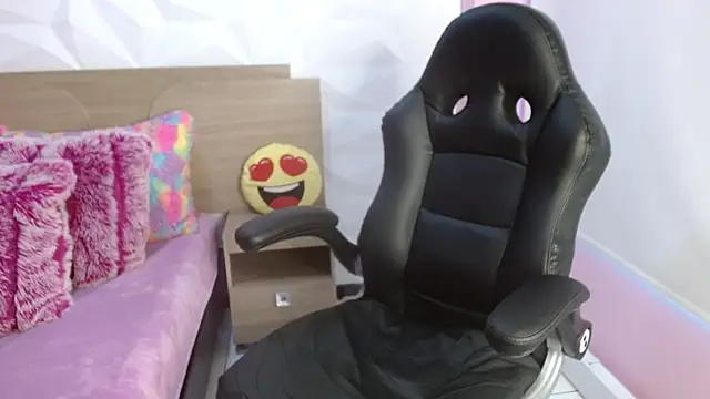 Katty love01 online show from March 15, 2025, 1:07 pm