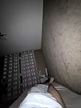 Snapshot of DerechteJunge chatting on February 24, 2025, 5:43 am DerechteJunge online show from February 24, 2025, 5:43 am