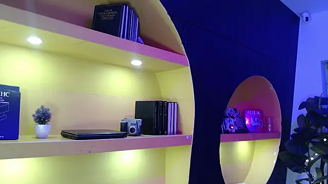 AnahisBennett online show from April 10, 2026, 4:39 am