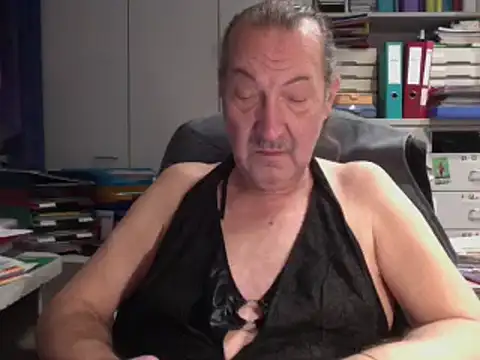 Snapshot of HMStraps01 chatting on February 12, 2025, 3:27 pm HMStraps01 online show from February 12, 2025, 3:27 pm