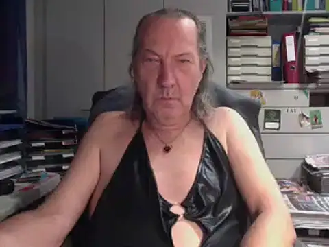 Snapshot of HMStraps01 chatting on November 5, 2025, 6:08 pm HMStraps01 online show from November 5, 2025, 6:08 pm