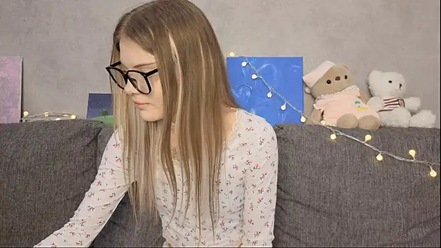 CarolinePepper online show from June 3, 2026, 1:25 pm