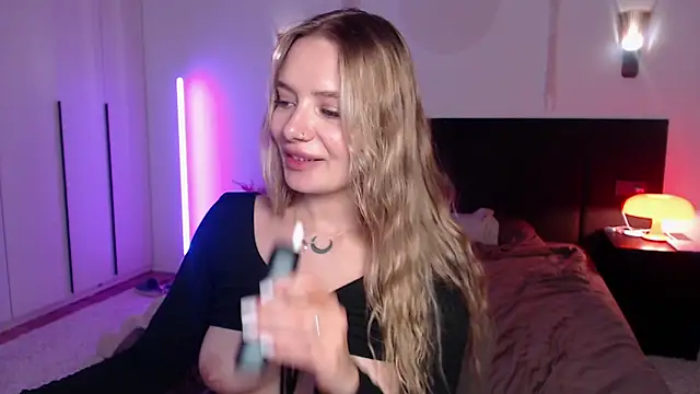 LunaticaBae online show from February 22, 2025, 7:45 am