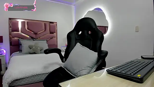 MollyCraft online show from February 21, 2025, 5:53 pm