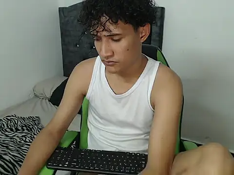 Snapshot of Boy_coll chatting on March 8, 2026, 5:33 am Boy coll online show from March 8, 2026, 5:33 am