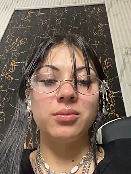 Snapshot of Guxplo_ chatting on September 27, 2025, 12:43 pm Guxplo online show from September 27, 2025, 12:43 pm