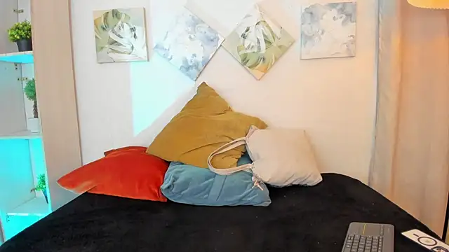 iiangel  online show from November 6, 2025, 2:56 am