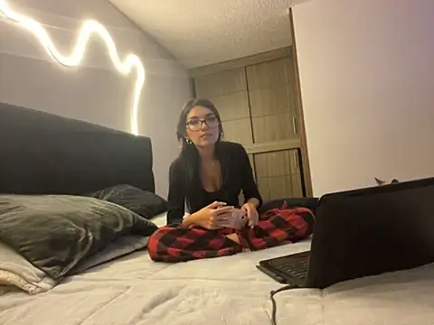 DesireLuxe online show from September 27, 2025, 5:34 am