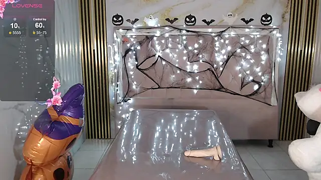 lili conor s online show from October 5, 2025, 8:34 am