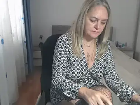 Snapshot of MatureDiana chatting on February 18, 2025, 7:10 am MatureDiana online show from February 18, 2025, 7:10 am
