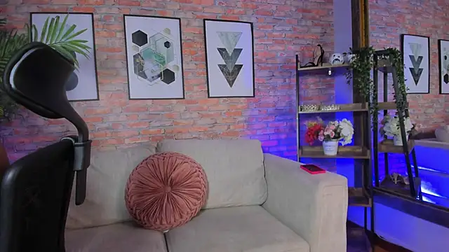 Lucia Brown  online show from September 20, 2025, 9:27 pm