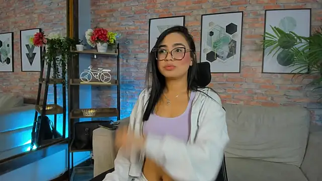 Lucia Brown  online show from October 17, 2025, 1:14 pm