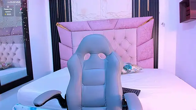 Emma lorense22 online show from February 24, 2025, 8:14 pm