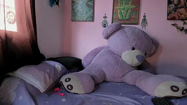 Maddy Jhonsson online show from July 17, 2026, 4:01 pm