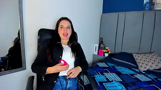 laura hotties online show from February 10, 2026, 1:04 pm