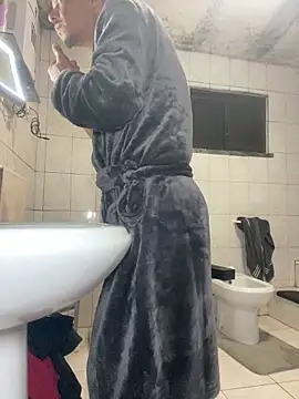 rogerdik76 online show from April 23, 2026, 9:39 pm