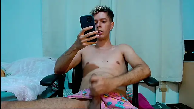 Snapshot of blondetwink chatting on February 24, 2025, 3:44 am blondetwink online show from February 24, 2025, 3:44 am