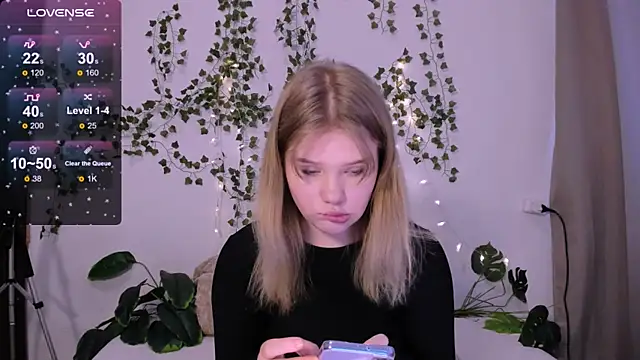 LaseyMoon online show from March 19, 2025, 4:25 am