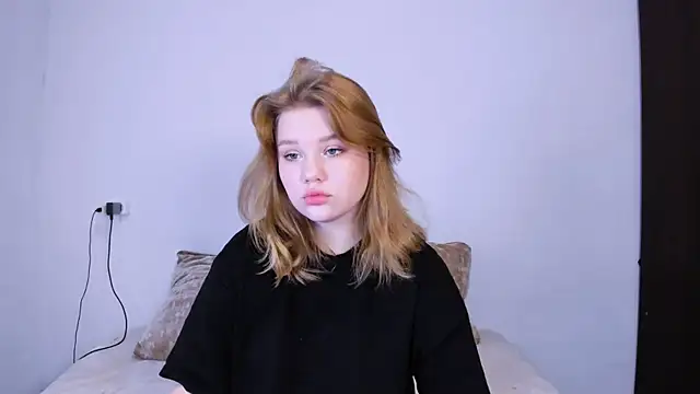 LaseyMoon online show from October 27, 2025, 10:25 pm