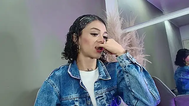 Vaiolett Smith online show from March 26, 2026, 2:44 pm