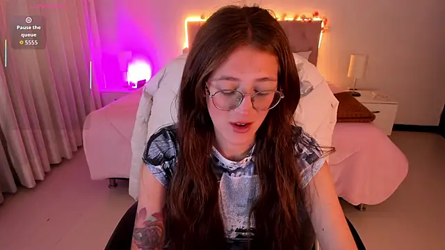 Emily Warren  online show from November 11, 2025, 7:25 pm