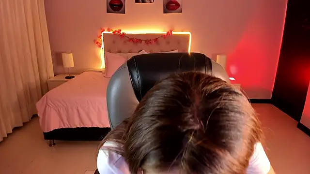 Emily Warren  online show from April 10, 2026, 9:19 pm