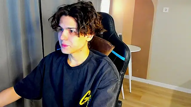 Snapshot of TravisRevas chatting on February 28, 2026, 3:51 am TravisRevas online show from February 28, 2026, 3:51 am