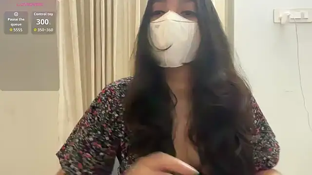 Snapshot of oviyakalra chatting on October 30, 2025, 4:03 am oviyakalra online show from October 30, 2025, 4:03 am