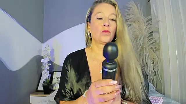 Liannaa  online show from April 17, 2026, 11:57 am