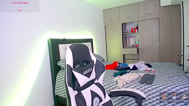 CarolinneFiotti online show from November 25, 2025, 2:28 pm