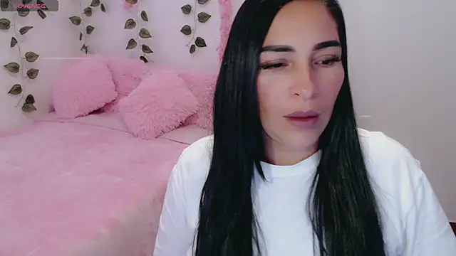 Snapshot of luna_lgomez_ chatting on March 1, 2025, 10:34 am luna lgomez  online show from March 1, 2025, 10:34 am