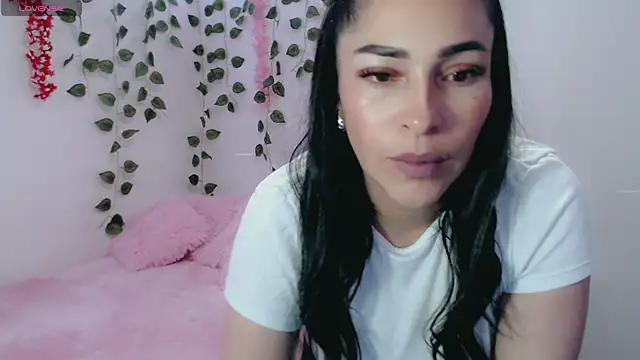 Snapshot of luna_lgomez_ chatting on March 8, 2025, 11:05 am luna lgomez  online show from March 8, 2025, 11:05 am