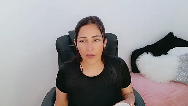 luna lgomez  online show from March 27, 2026, 1:33 pm