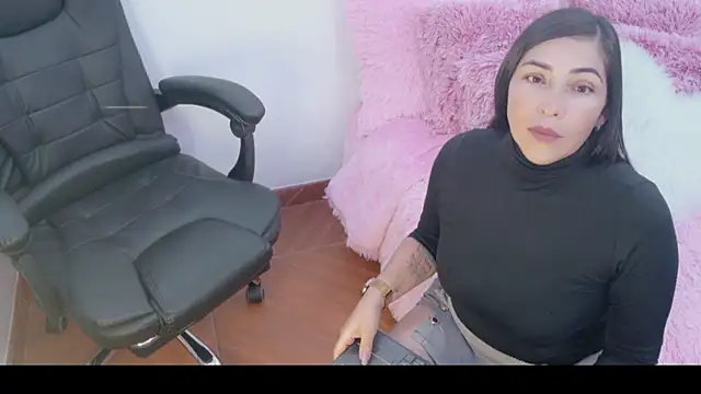 luna lgomez  online show from June 17, 2026, 12:13 am