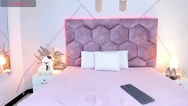 aurora collinss  online show from February 3, 2026, 12:21 pm