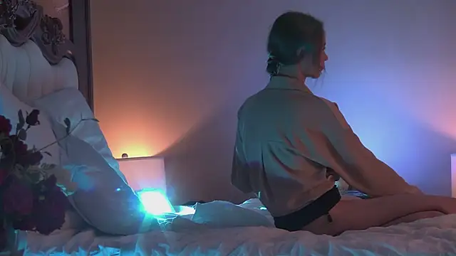 Amanda River online show from November 24, 2025, 6:07 pm