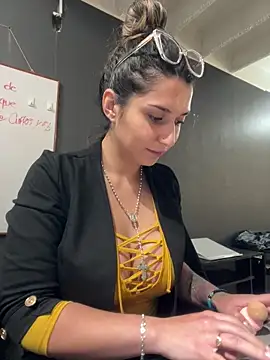 Isabella Varella online show from November 20, 2025, 1:22 pm