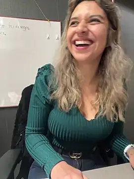 Isabella Varella online show from December 18, 2025, 1:28 pm