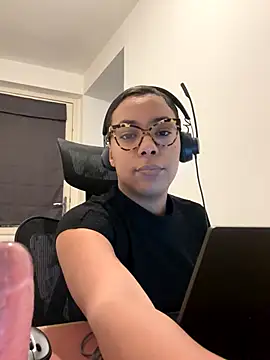 Melia Rayne online show from December 3, 2025, 10:24 am