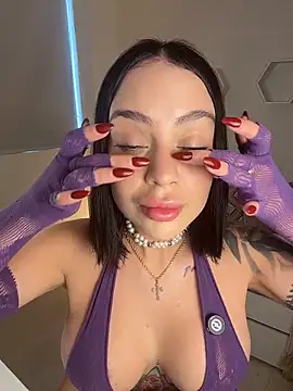 ValentinaMilann online show from April 5, 2026, 7:22 pm