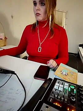 Juicy PeachLux online show from March 13, 2025, 1:40 pm