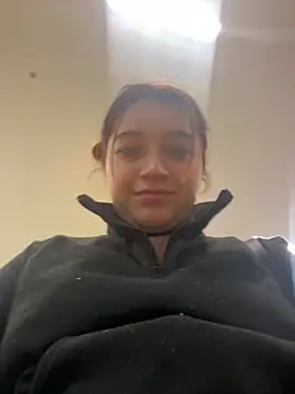 Karina Leon online show from May 6, 2026, 6:13 pm