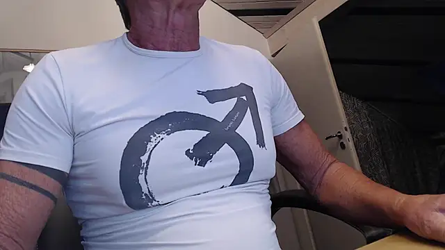 Snapshot of munichrubber chatting on October 18, 2025, 5:10 am munichrubber online show from October 18, 2025, 5:10 am