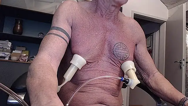 Snapshot of munichrubber chatting on December 22, 2025, 6:27 pm munichrubber online show from December 22, 2025, 6:27 pm