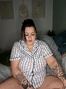 Snapshot of Saucy-Serenity chatting on May 6, 2026, 10:37 pm Saucy-Serenity online show from May 6, 2026, 10:37 pm