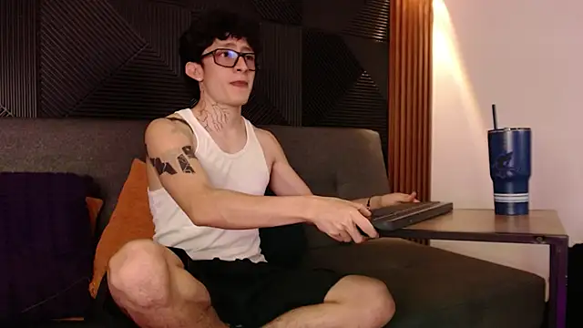 troy rouge online show from March 10, 2025, 8:01 pm