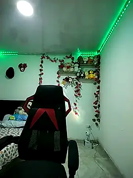 esmeralda jadees online show from April 3, 2026, 8:40 pm