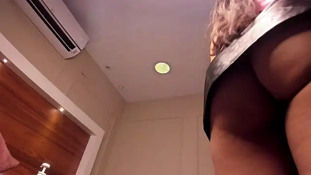 AriadnaHarper online show from April 1, 2026, 1:41 pm